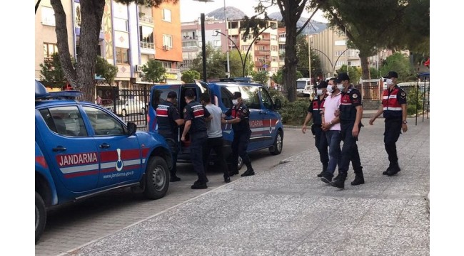 Ormanlık alanda uyuşturucu satışı yapan iki zanlı tutuklandı