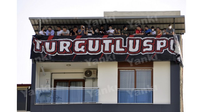 Turgutluspor taraftarları maçı çatıdan takip etti