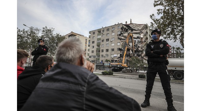 İzmir'de ağır hasarlı binaların yıkımı devam ediyor