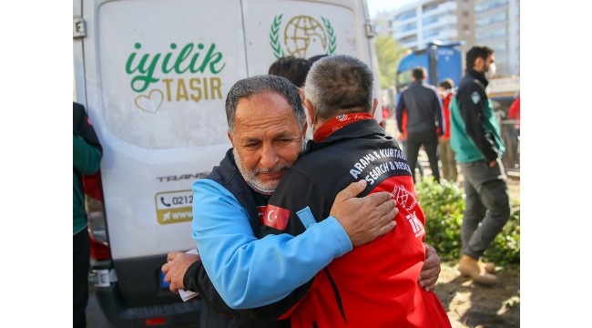 İzmir'de enkaz altından canlar kurtaran ekipler alandan ayrılıyor