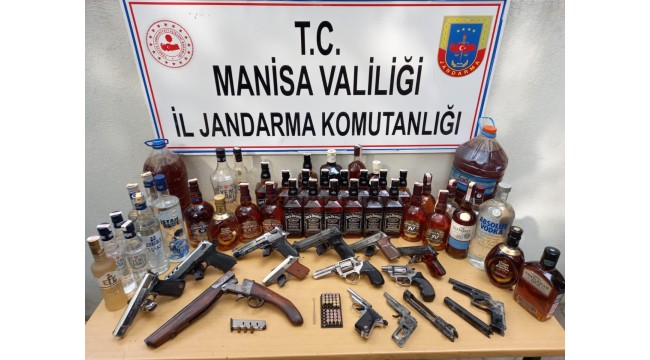 Jandarma Timleri Kaçak içki baskını yaptığı bağ evinde onlarca silah buldu