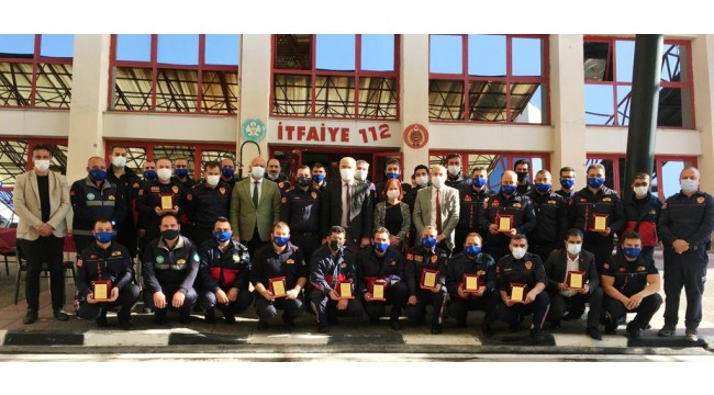 Kahraman 210 itfaiye erine, 'onur ve teşekkür' plaketi
