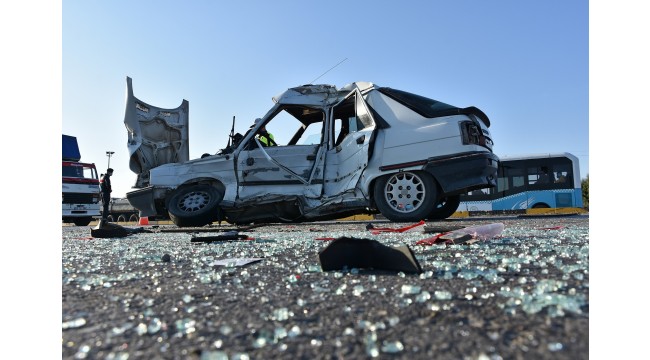 Otomobil, trafik ışıklarında bekleyen araca çarptı: 3 yaralı