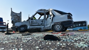 Otomobil, trafik ışıklarında bekleyen araca çarptı: 3 yaralı