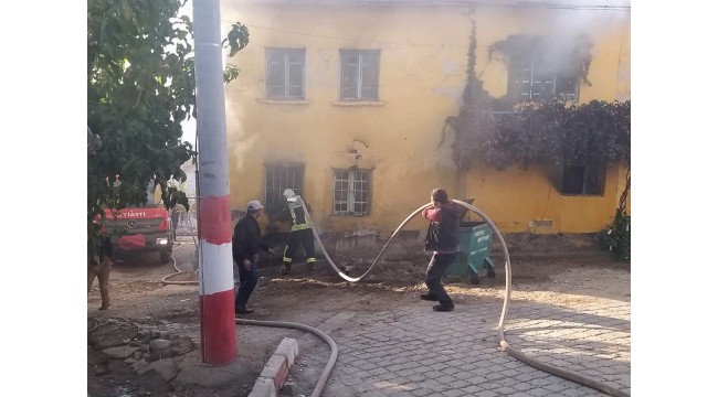 Sinirli'deki yangında 2 katlı ev kullanılamaz hale geldi