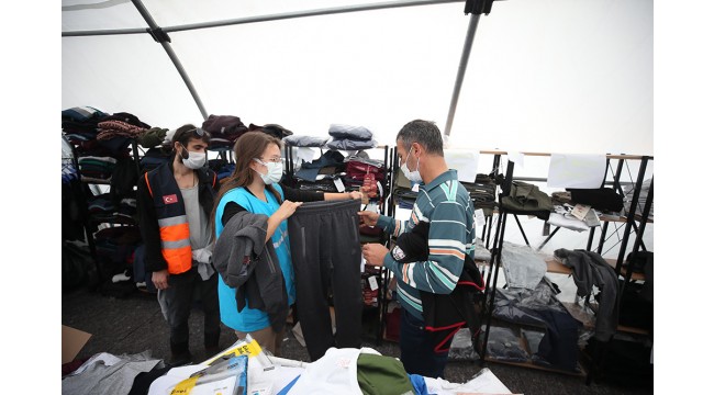 "Sosyal market" İzmir'deki depremzedelerin hizmetinde