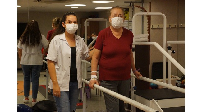 Tekerlekli sandalyeyle geldiği hastaneden yürüyerek çıktı