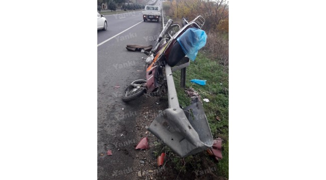 Bariyerlere çarpan motosiklet sürücüsü yaşamını yitirdi