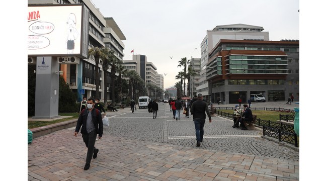  Ege'de kısıtlamanın kalkmasıyla sokaklarda yoğunluk yaşandı