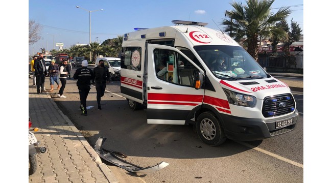 Hafif ticari araç traktöre çarptı: 1 yaralı