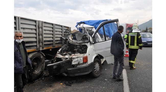 Kamyonet, yol kenarında park halindeki TIR'a çarptı: 1 yaralı 