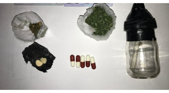 Kısıtlamayı ihlal eden şüphelilerin otomobillerinde uyuşturucu bulundu