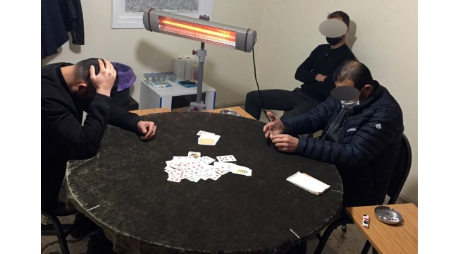 Kovid-19 tedbirlerini ihlal edip kumar oynayan 8 kişiye 30 bin lira ceza