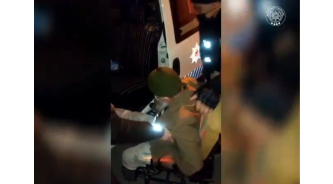 Manisa'da yolda kalan yaşlı adamı polisler evine götürdü