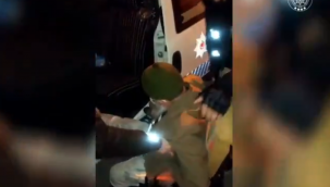 Manisa'da yolda kalan yaşlı adamı polisler evine götürdü