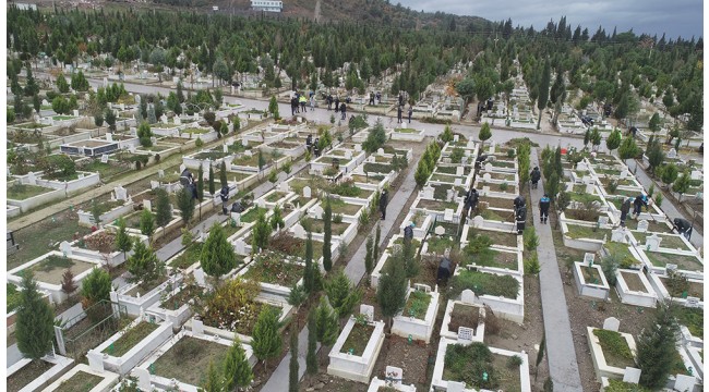 Mezarlıkların bakımı için belediyeye videolu mesaj gönderdiler