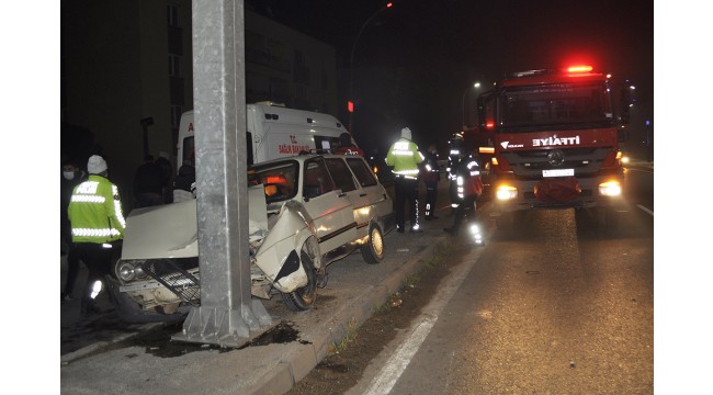 Otomobil trafik levhası direğine çarptı: 1 ağır yaralı