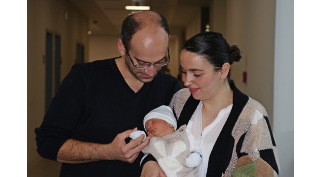 Riskli gebelik sonrası sağlıkla kucaklarına aldıkları bebeklerine, doktorlarının adını verdiler