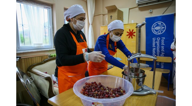Suriyeli kadınlar İzmir'de üzümü pekmeze çevirmeyi öğreniyor