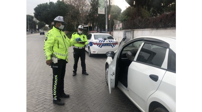 Turgutlu’da trafik polislerinden sokağa çıkan araçlara denetim