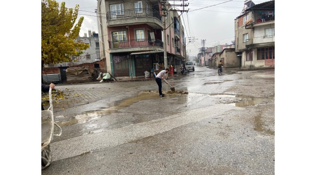 Turgutlu’da yağmur sonrası bozulan yolu vatandaşlar onardı