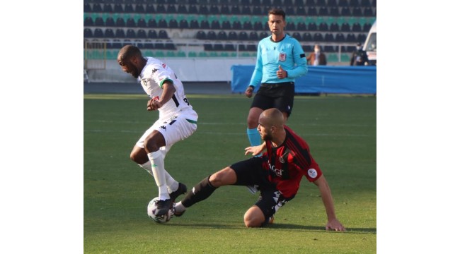 Turgutluspor, kupada Medipol Başakşehir'in önünde