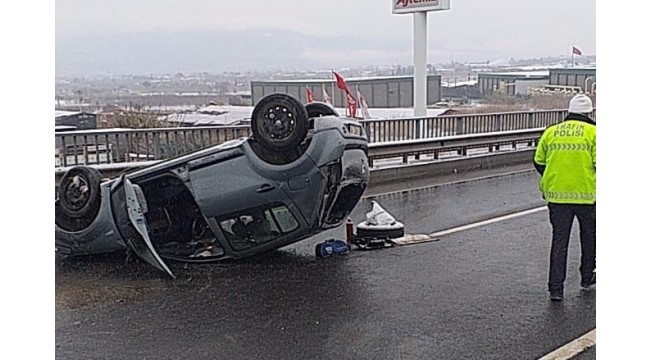 Buzlanan yolda otomobil karşı şeride geçerek takla attı: 1 yaralı