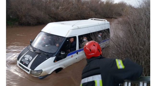 Çaya giren minibüste mahsur kalan işçileri itfaiye kurtardı