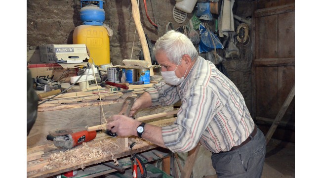 Evinde kurduğu atölyede çocuklar ve komşuları için ahşap eşyalar üretiyor