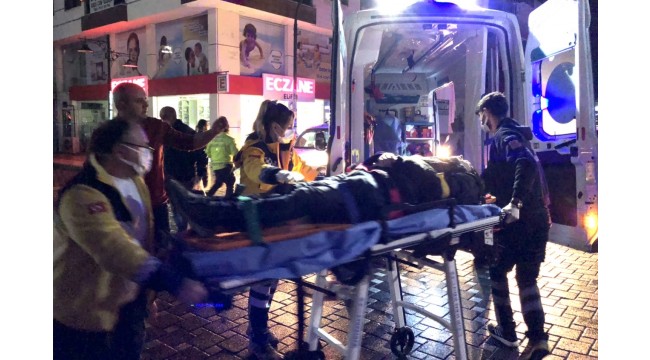 Hafif ticari araçla çarpışan motosikletli kurye yaralandı