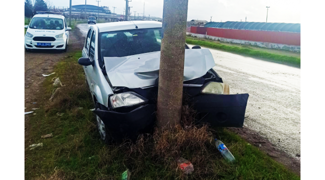Kayganlaşan yolda kontrolden çıkan otomobil direğe çarptı: 1 yaralı