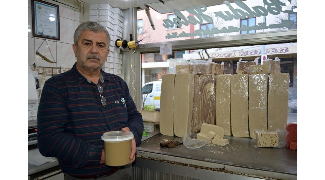 Lezzetini meşe külünden alan Soma tahin helvası damaklara lezzet katıyor