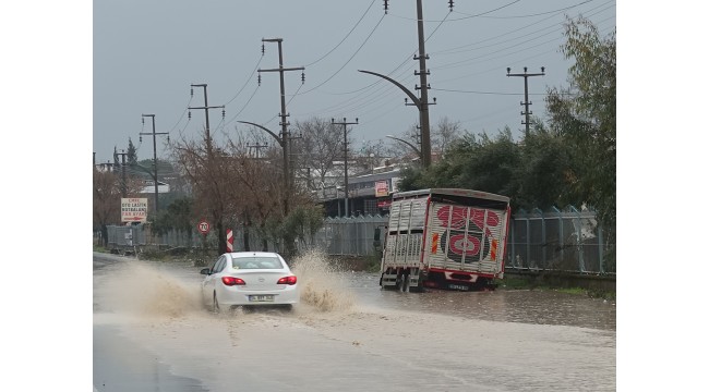 Manisa'da sağanak su baskınlarına neden oldu