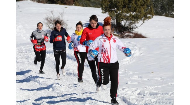 Milli sporcular karla kaplı Spil Dağı'nda güç depoladı