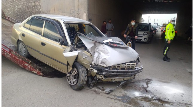 Otomobil alt geçit duvarına çarptı: 1 ölü, 1 ağır yaralı