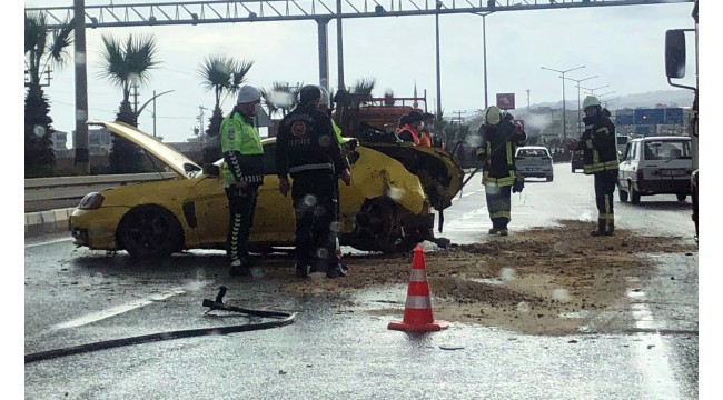 Otomobil aydınlatma direğine çarptı: 1 yaralı