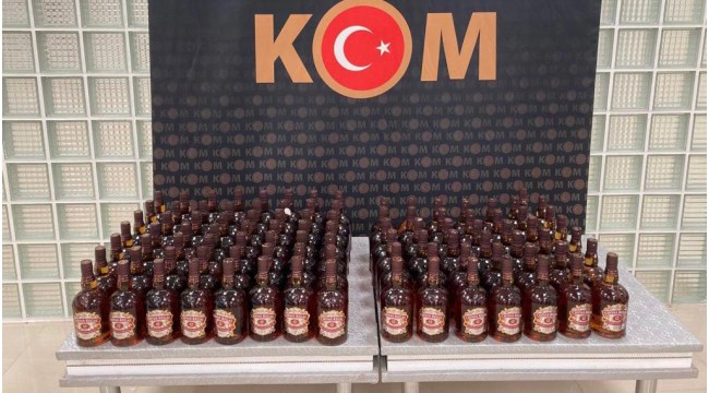 Otomobilde 175 şişe kaçak içki ele geçirildi