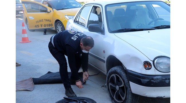 Otomobilinin lastiği patlayan kadın sürücünün yardımına polis koştu