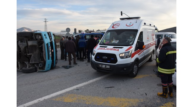 Otomobille çarpışan minibüs devrildi: 7 yaralı