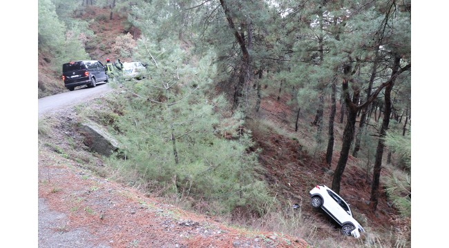Şarampole devrilen cipteki 2 kişi yara almadan kurtuldu
