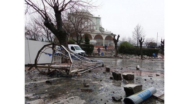 Şiddetli rüzgar nedeniyle caminin minaresi yıkıldı