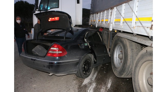 TIR'a çarpan otomobilin sürücüsü ağır yaralandı