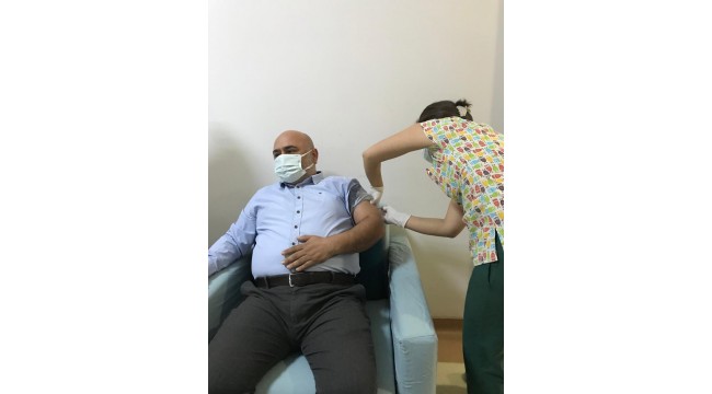 Turgutlu’da sağlık çalışanlarının aşılanmasına başlandı