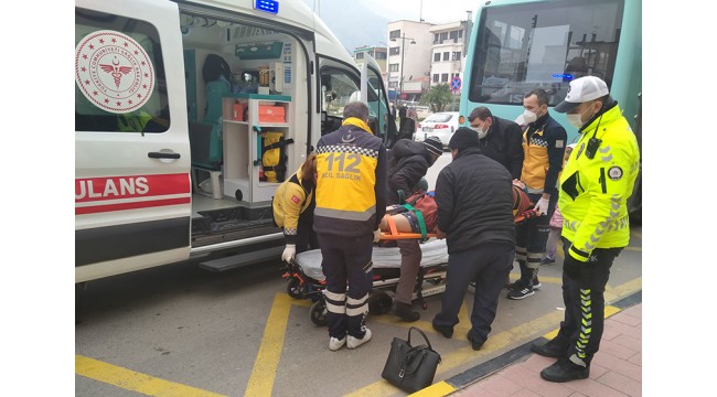 Halk otobüsünden düşen kadın yaralandı