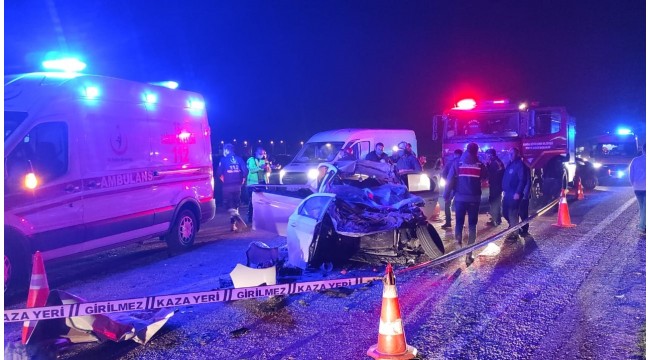 İş makinesine çarpan otomobilde aynı aileden 2 kişi öldü, 2 kişi yaralandı