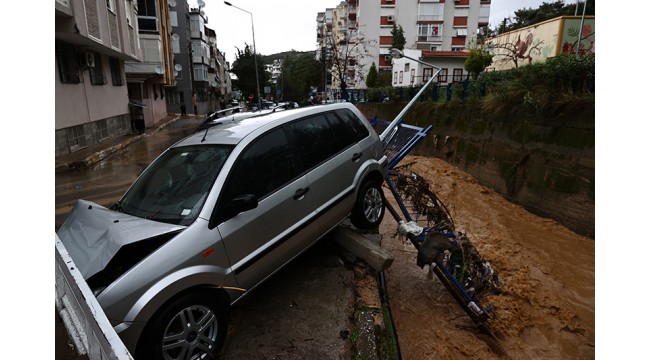 İzmir'de sağanak, sel ve su baskınlarına neden oldu
