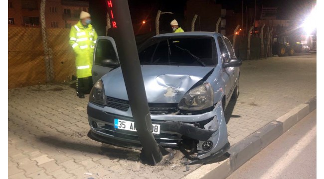 Kaldırıma çıkan otomobil aydınlatma direğine çarptı: 1 yaralı