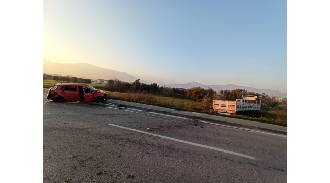 Karşı şeride geçen tırın çarptığı otomobilin sürücüsü yaralandı