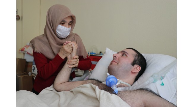 Kas hastası Furkan, yaşamının zorluklarına aldırmadan üniversiteden mezun olmaya hazırlanıyor