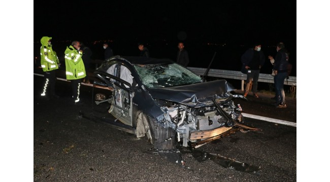 Otoyolda 3 aracın karıştığı kazada 2 kişi yaralandı